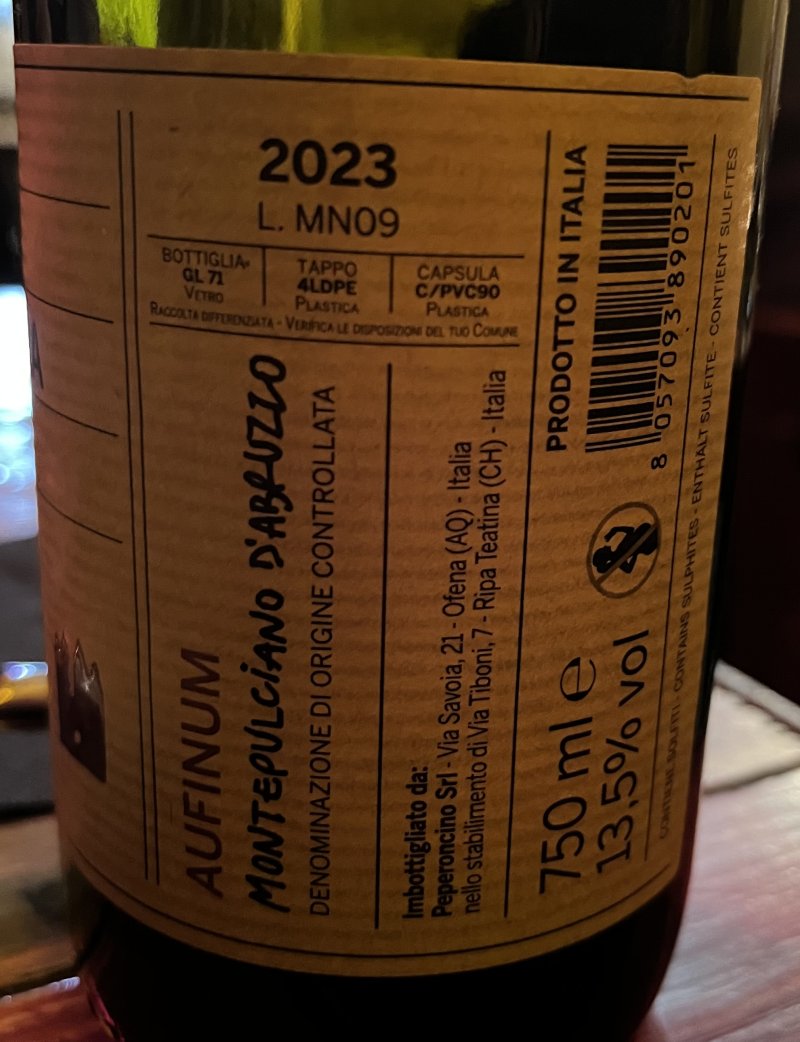 Baksida av Aufinum Cantina Valle Tritana