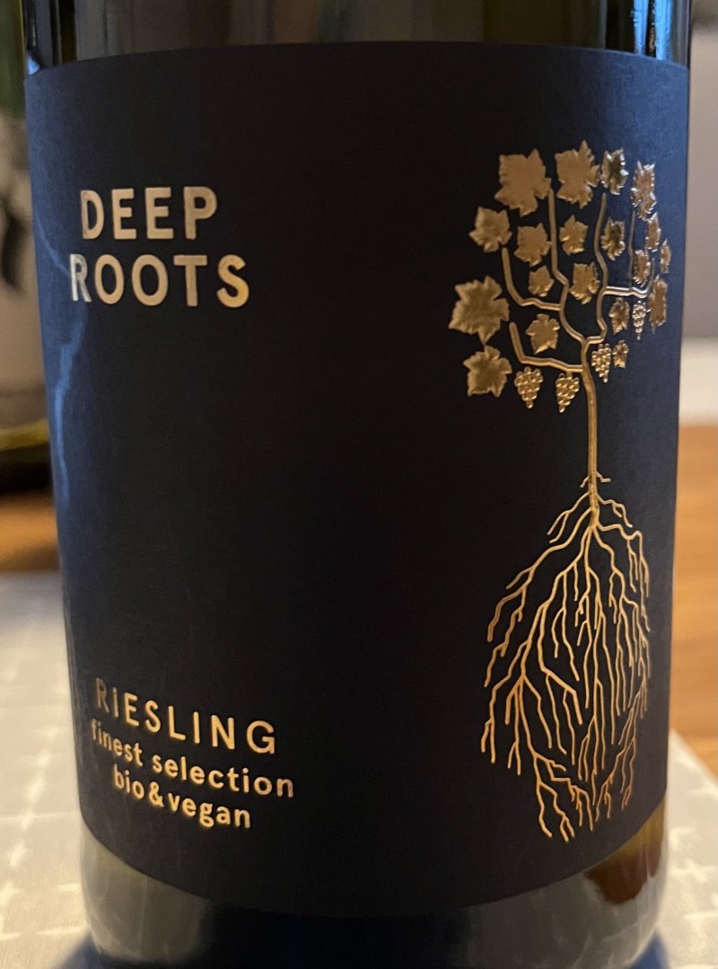 Framsida av Deep Roots Riesling