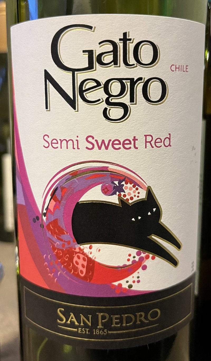 Framsida av Gato Negro Semi Sweet Red 2023
